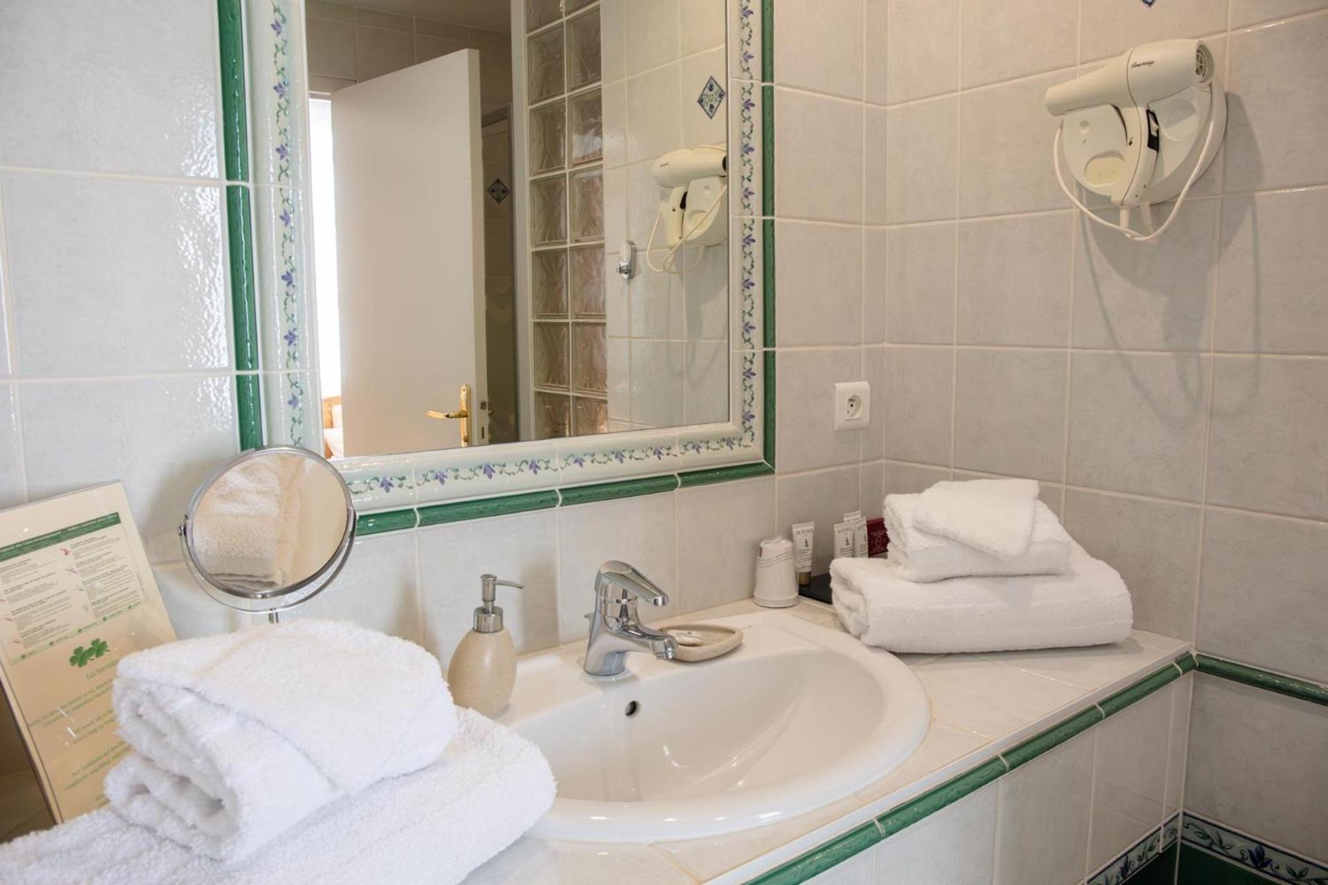 L'Aubiniere Hotel Restaurant & Spa Saint-Ouen-les-Vignes Екстериор снимка