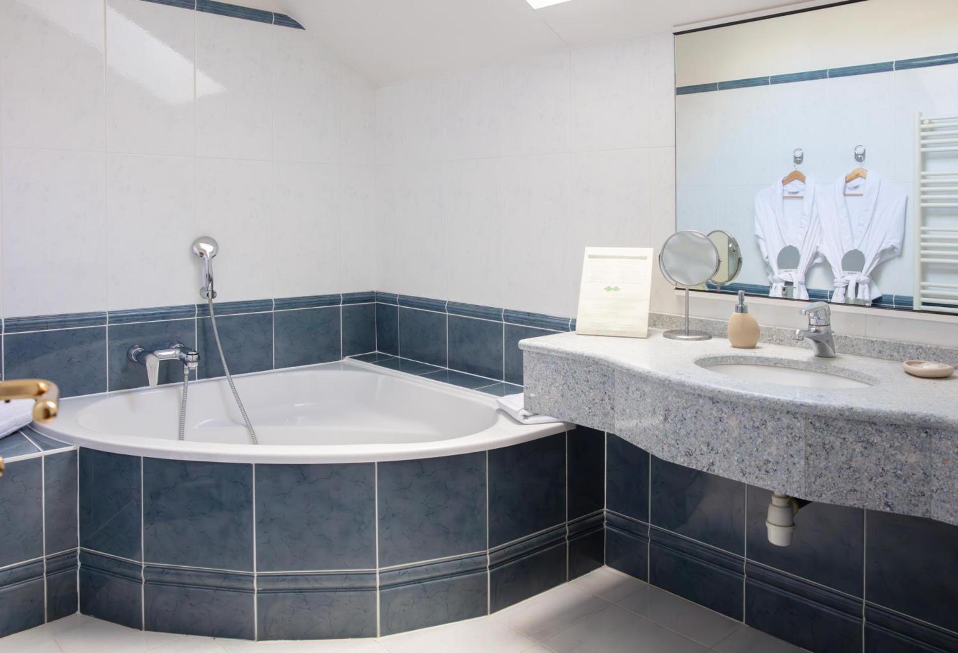 L'Aubiniere Hotel Restaurant & Spa Saint-Ouen-les-Vignes Екстериор снимка