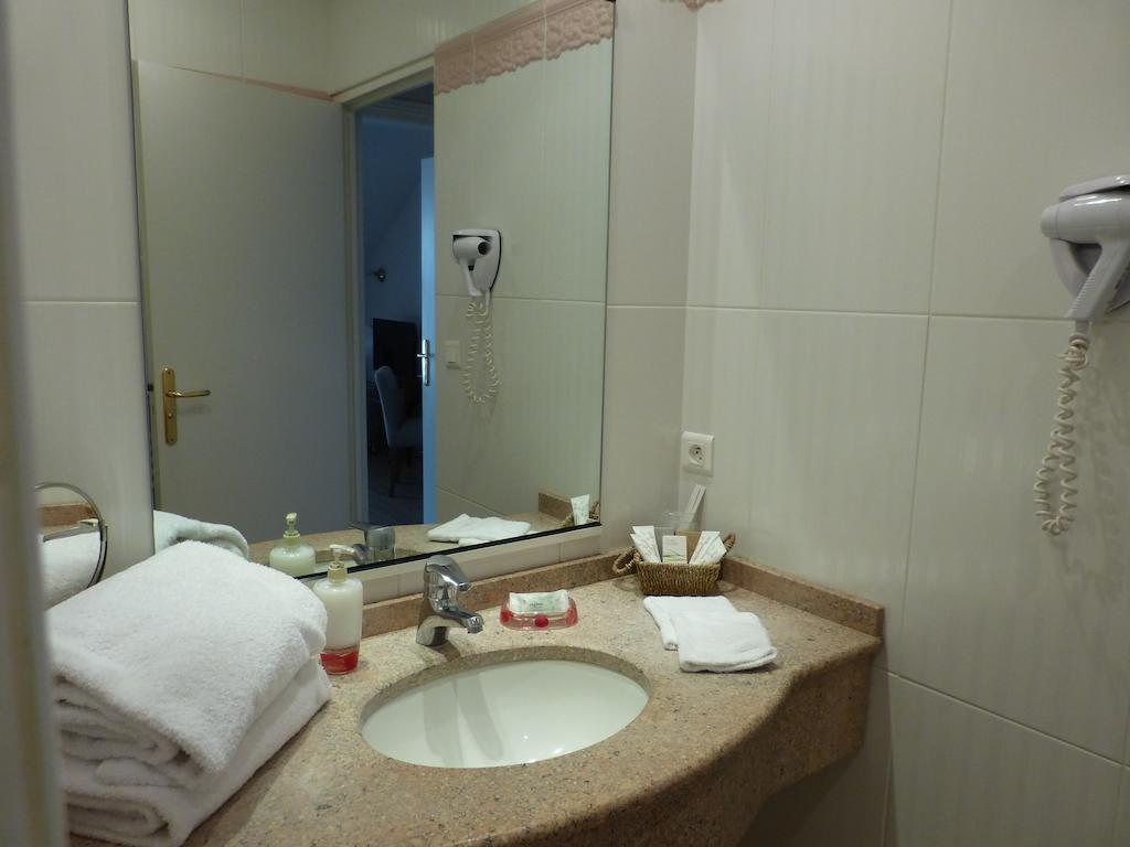 L'Aubiniere Hotel Restaurant & Spa Saint-Ouen-les-Vignes Стая снимка